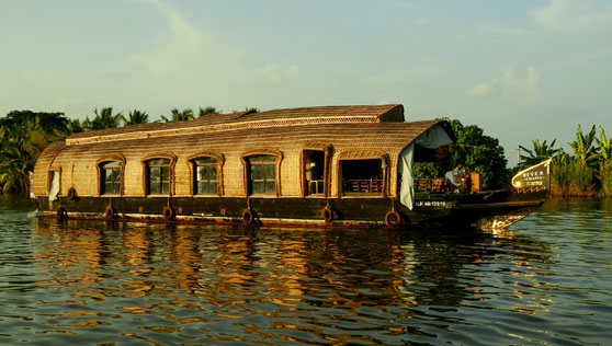 Xandari Resorts - Xandari Riverscapes Alappuzha - houseboat crusing in alleppey backwaters