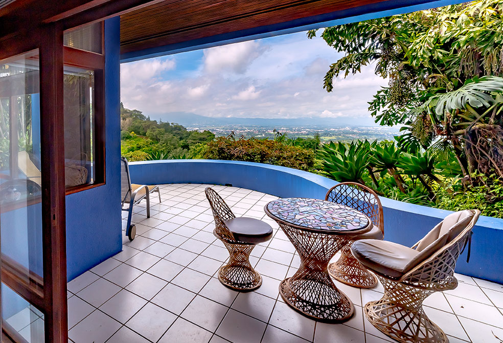 Book rooms with beautiful outdoor balcony and natural setting in Costa Rica